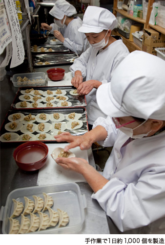 煮詰めた海水を柄杓ですくってざるで渡す古典的技法